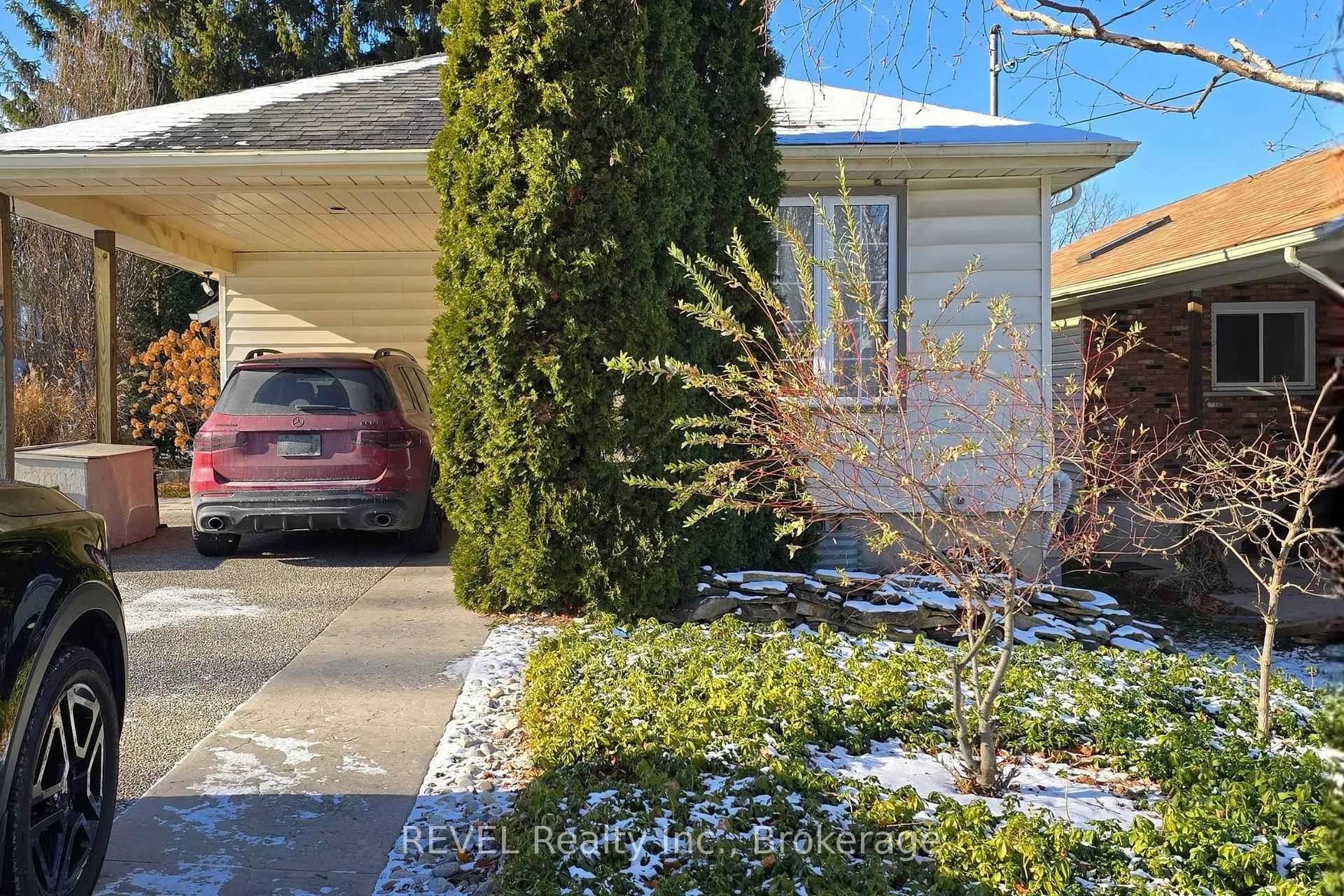 Front of Unit Lower Level, 33 Dundas Crescent