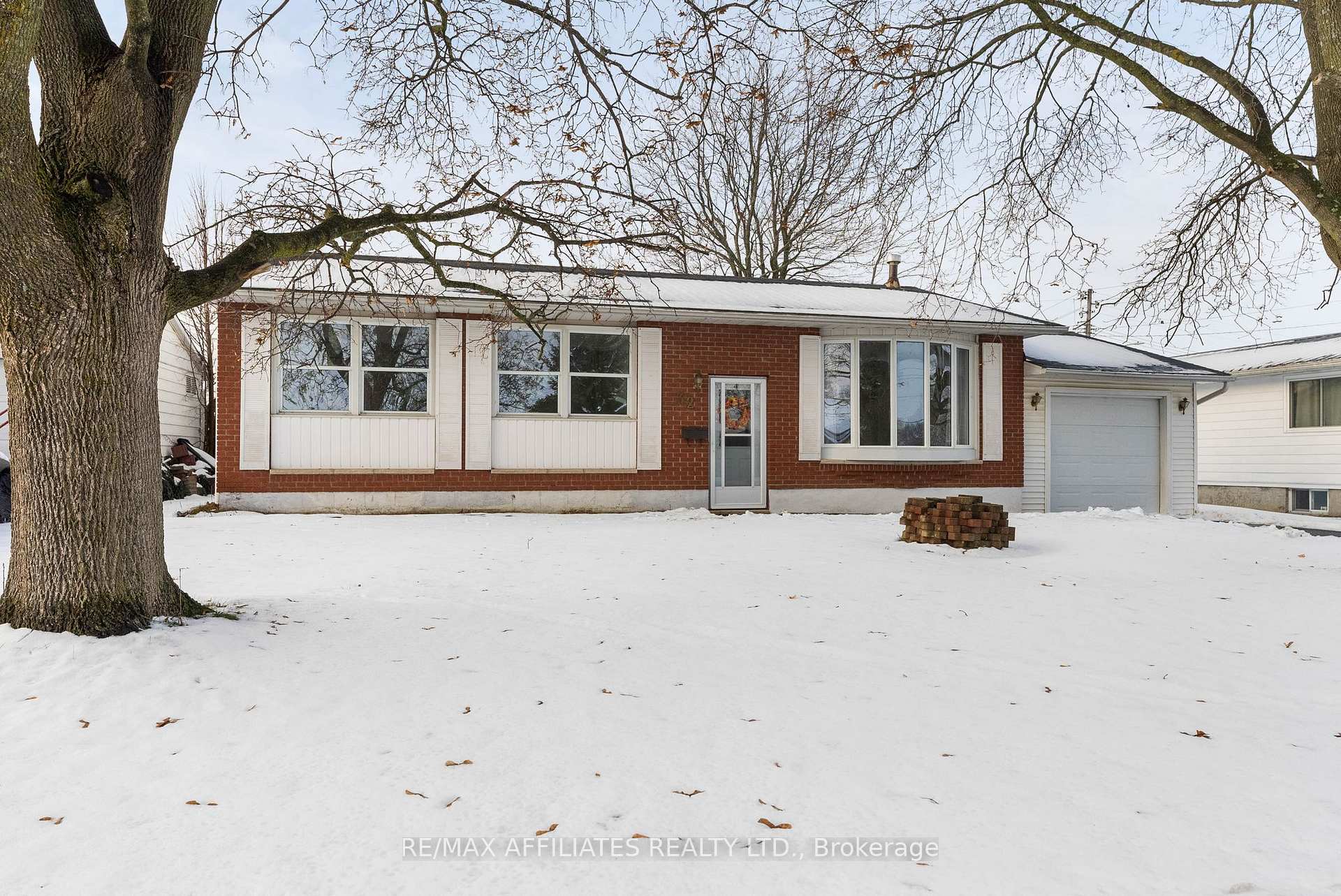 Photo 2 of 32 Bell Avenue, Smiths Falls — HOMEH