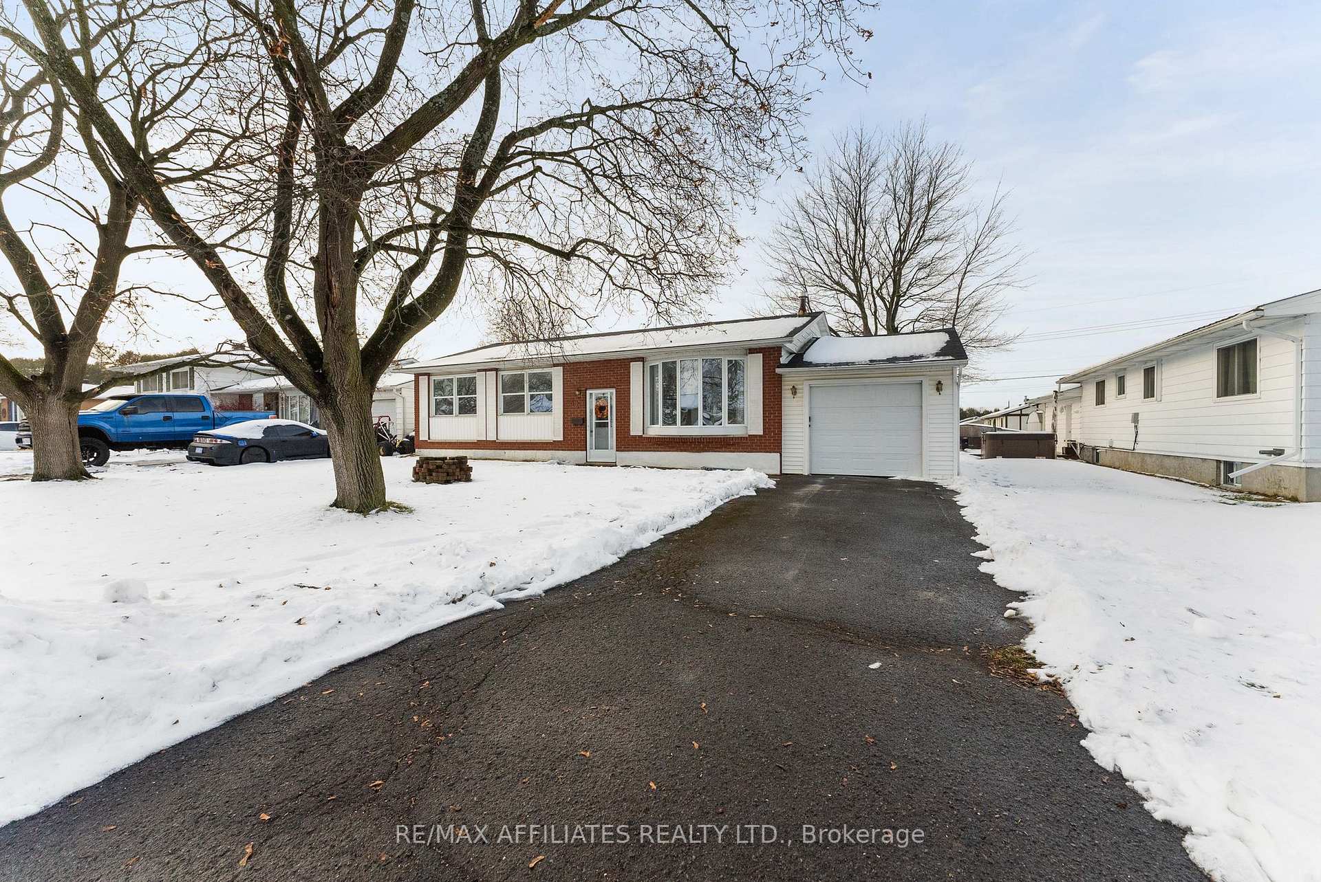 Photo 3 of 32 Bell Avenue, Smiths Falls — HOMEH
