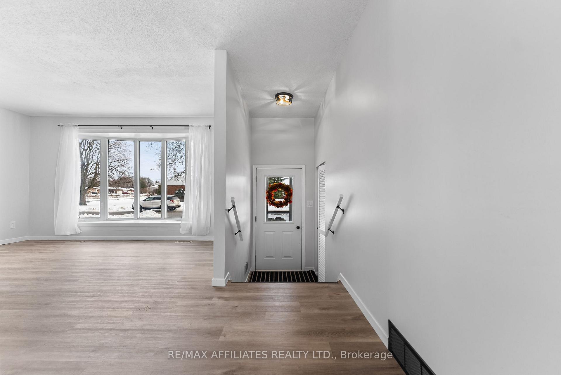 Photo 5 of 32 Bell Avenue, Smiths Falls — HOMEH