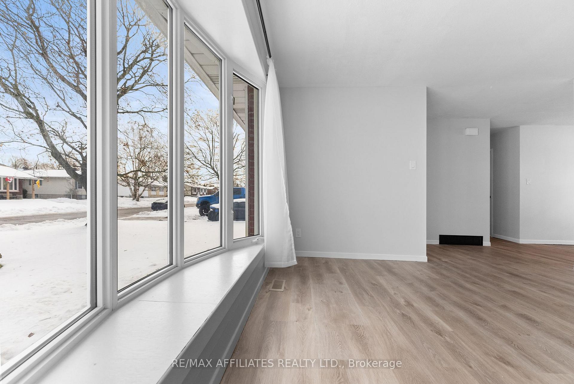 Photo 6 of 32 Bell Avenue, Smiths Falls — HOMEH
