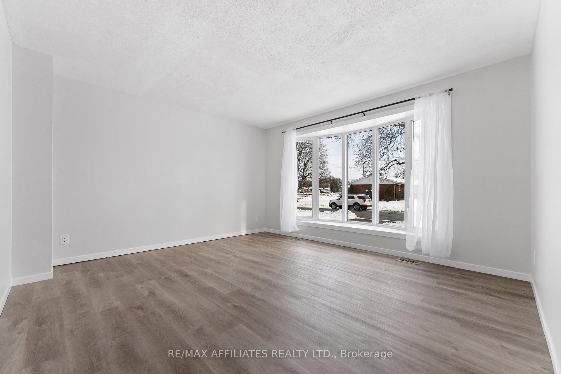 Photo 8 of 32 Bell Avenue, Smiths Falls — HOMEH