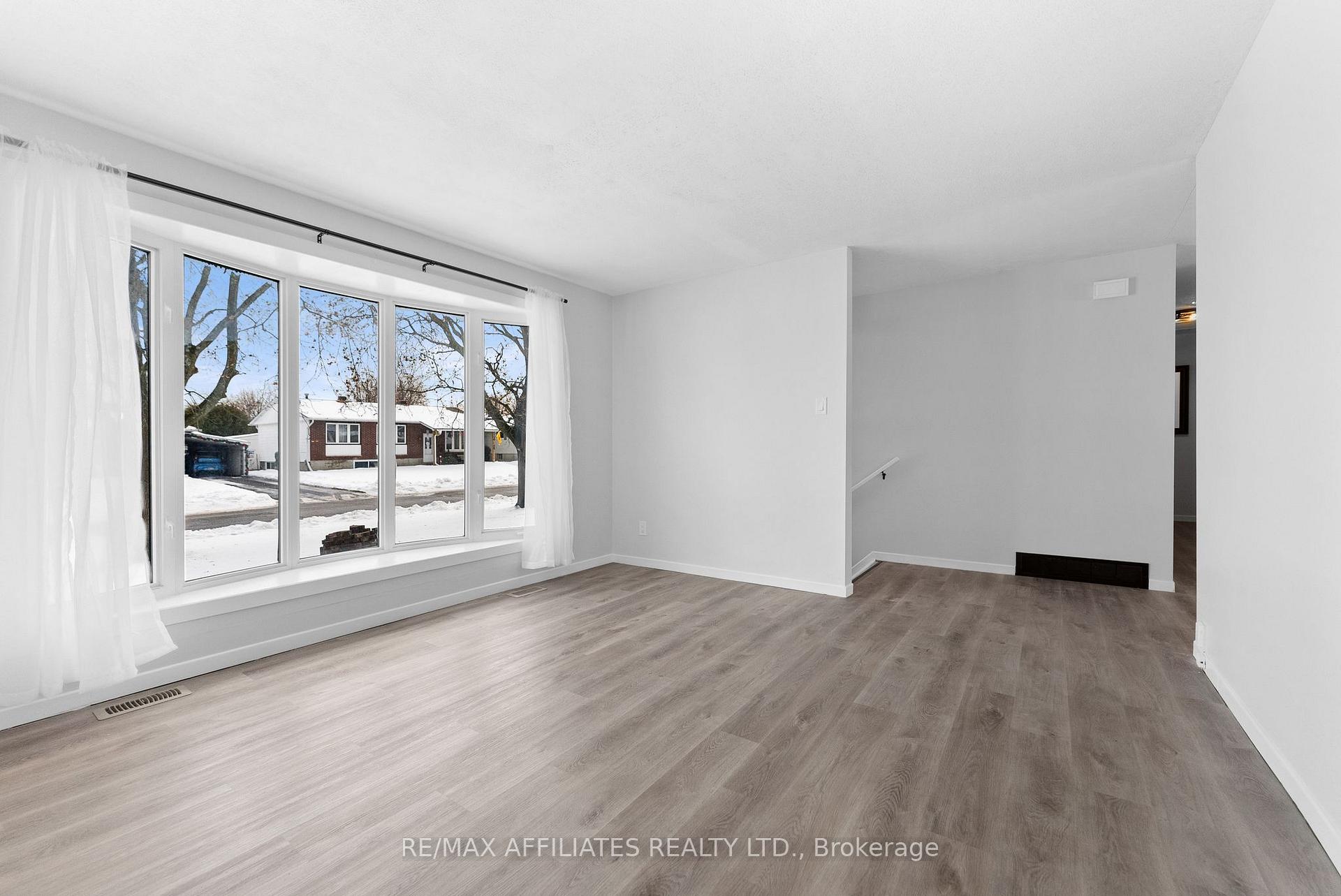 Photo 9 of 32 Bell Avenue, Smiths Falls — HOMEH
