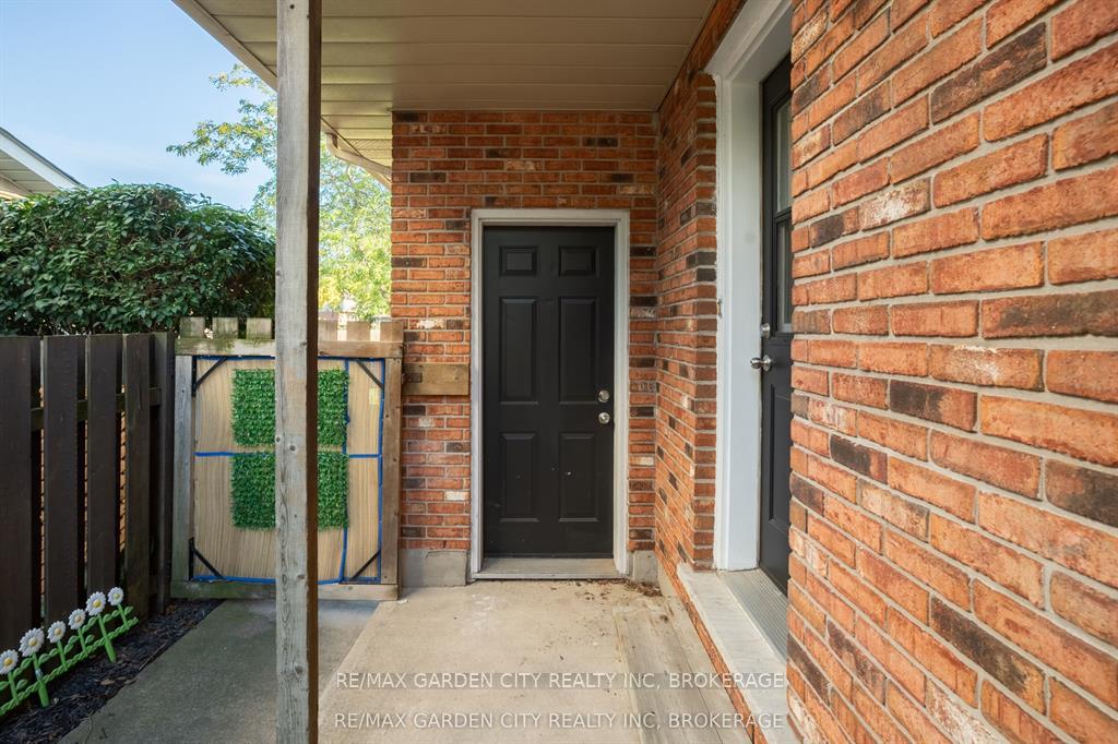 Photo 32 of 67 Chancery Circle, St. Catharines, Vine/Linwell — HOMEH
