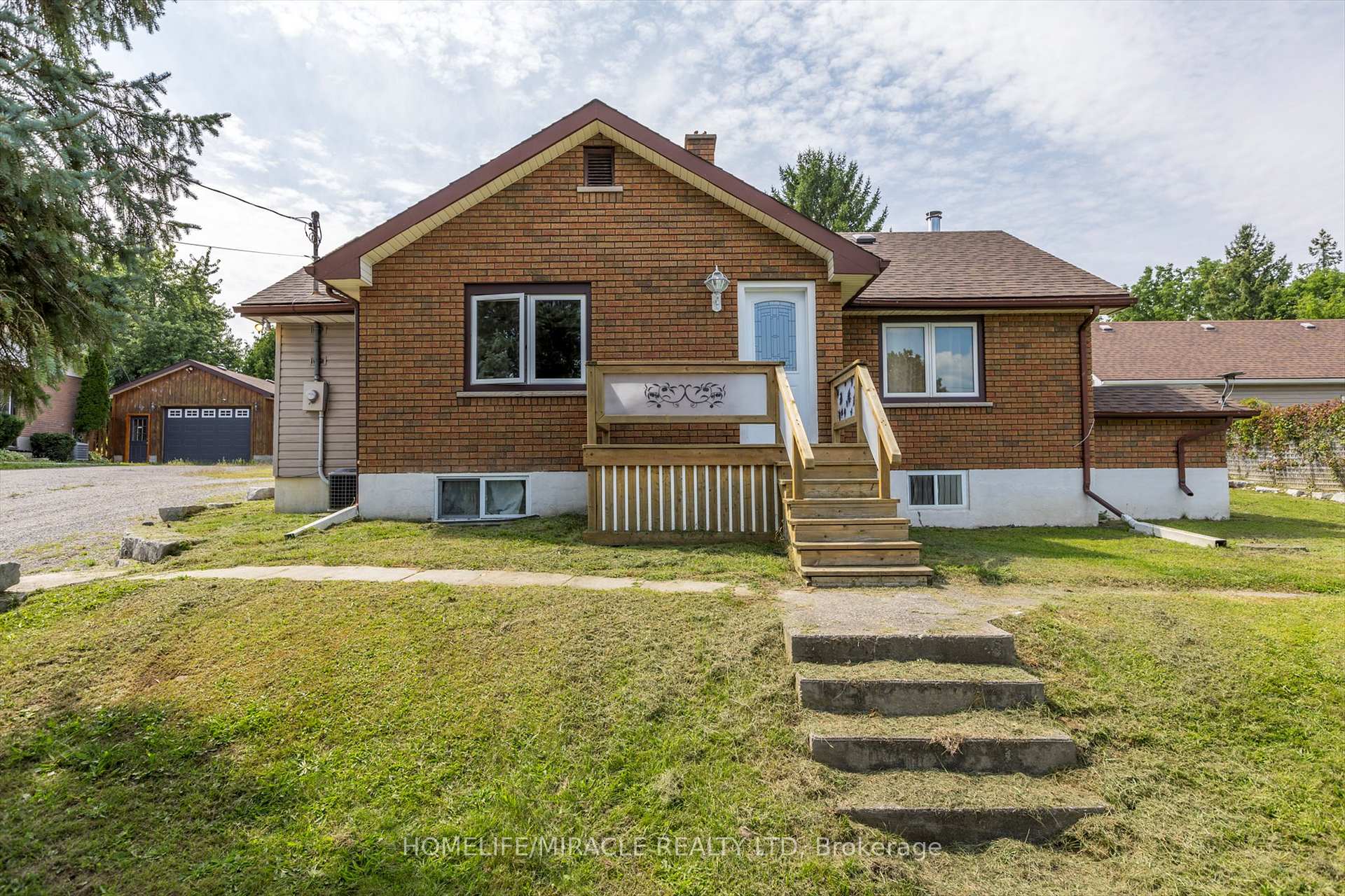 Front of 2813 Lakefield Road