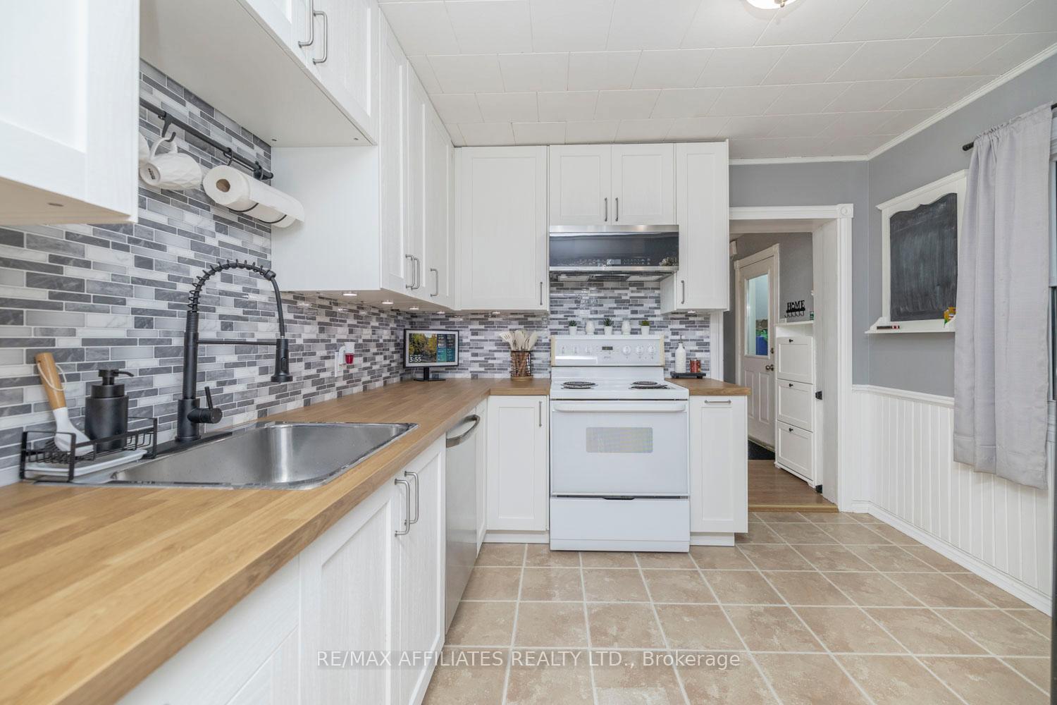 Photo 10 of 8 Mckenzie Avenue, Smiths Falls — HOMEH