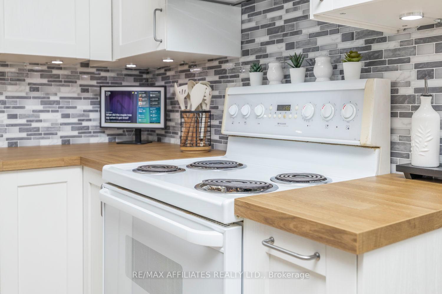 Photo 11 of 8 Mckenzie Avenue, Smiths Falls — HOMEH