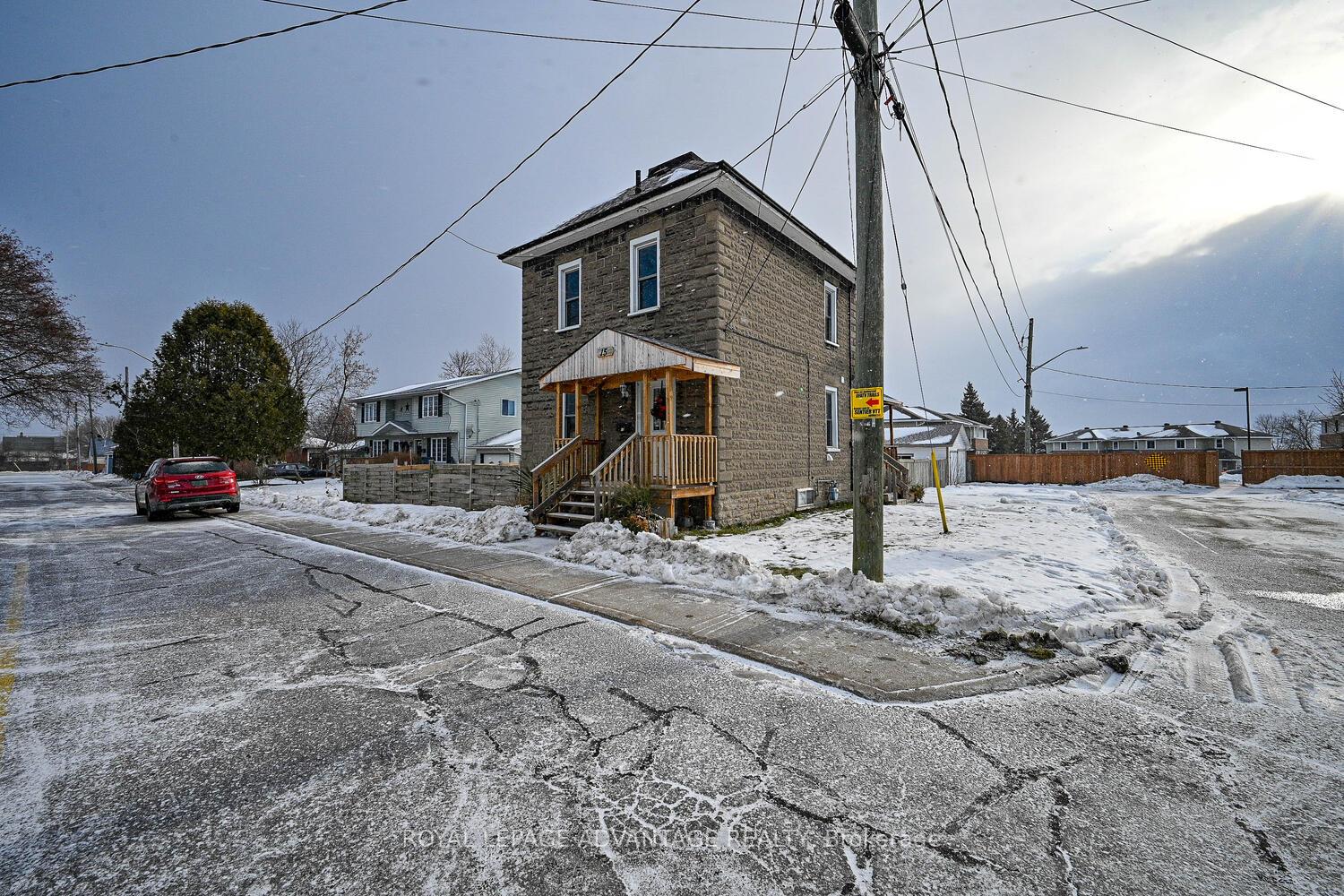 Photo 2 of 15 Thomas Street, Smiths Falls — HOMEH