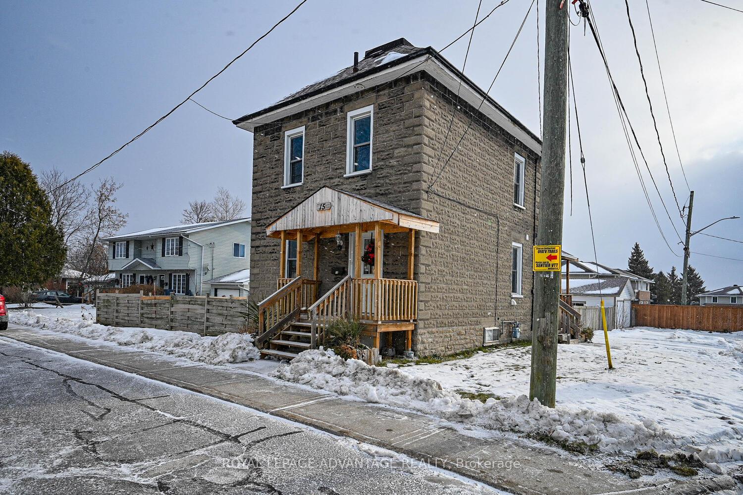 Photo 3 of 15 Thomas Street, Smiths Falls — HOMEH