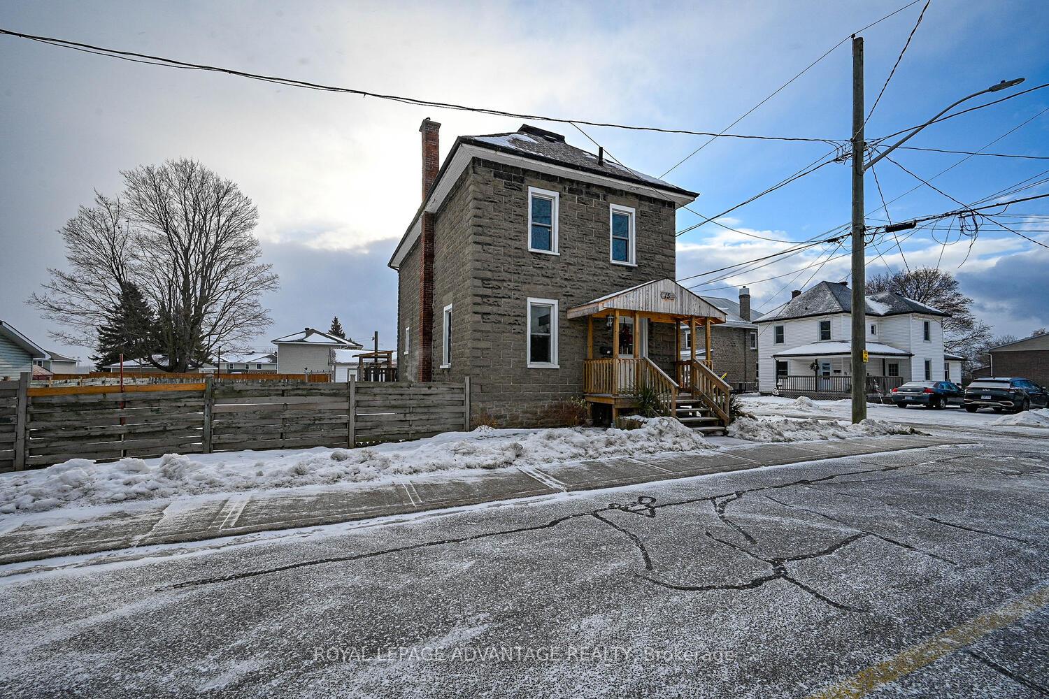 Photo 4 of 15 Thomas Street, Smiths Falls — HOMEH