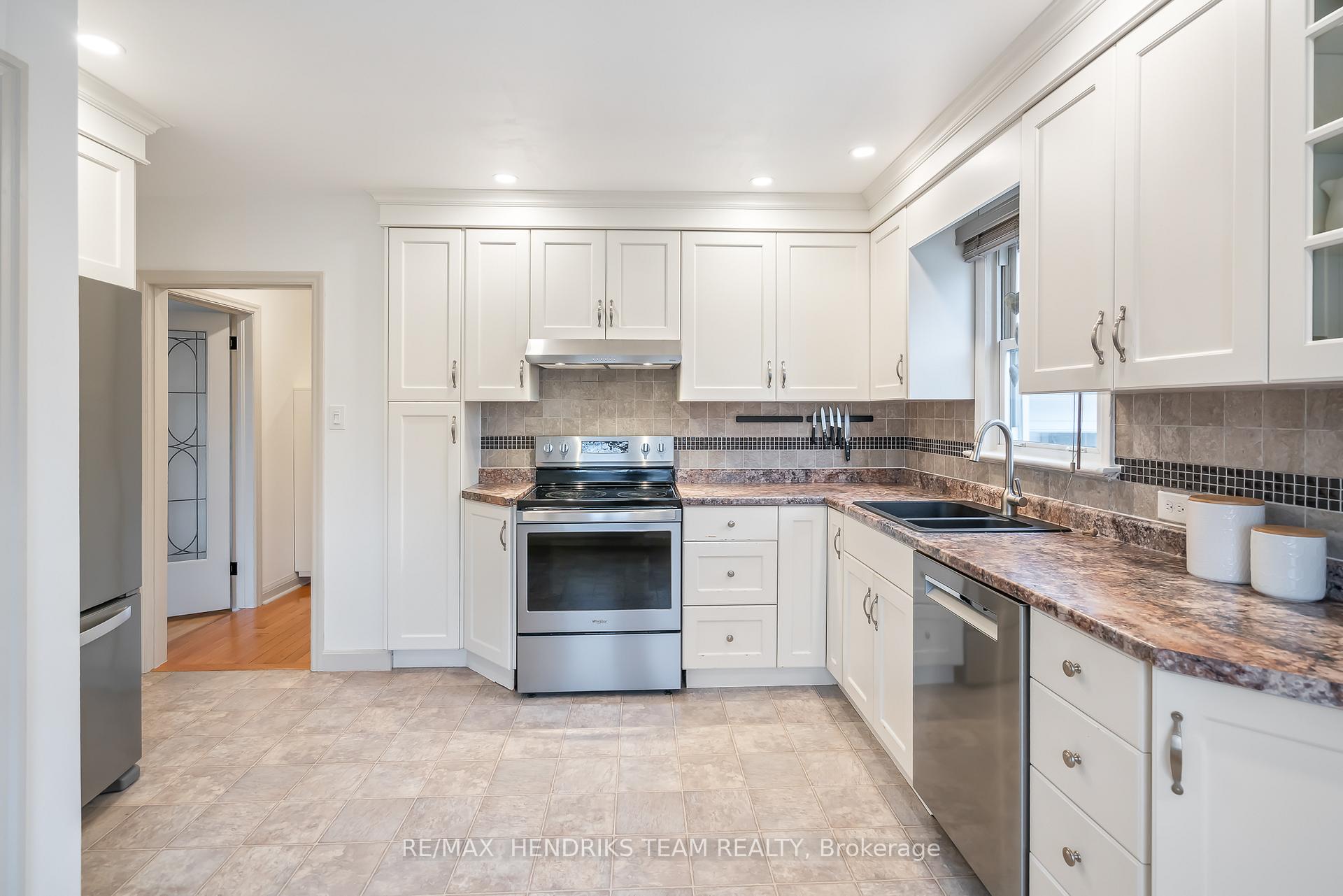 Photo 6 of 12 Duncan Drive, St. Catharines, Vine/Linwell — HOMEH