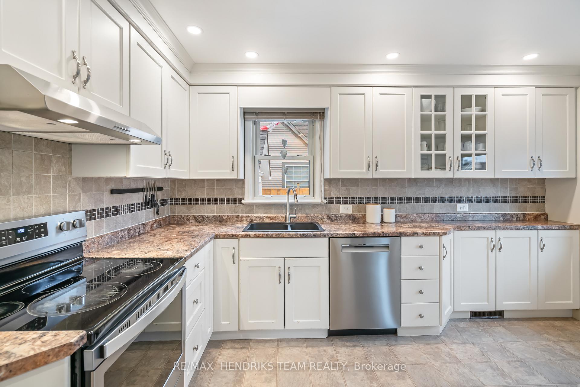 Photo 7 of 12 Duncan Drive, St. Catharines, Vine/Linwell — HOMEH