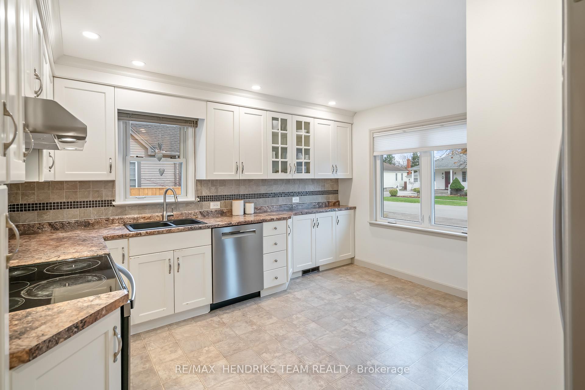 Photo 8 of 12 Duncan Drive, St. Catharines, Vine/Linwell — HOMEH