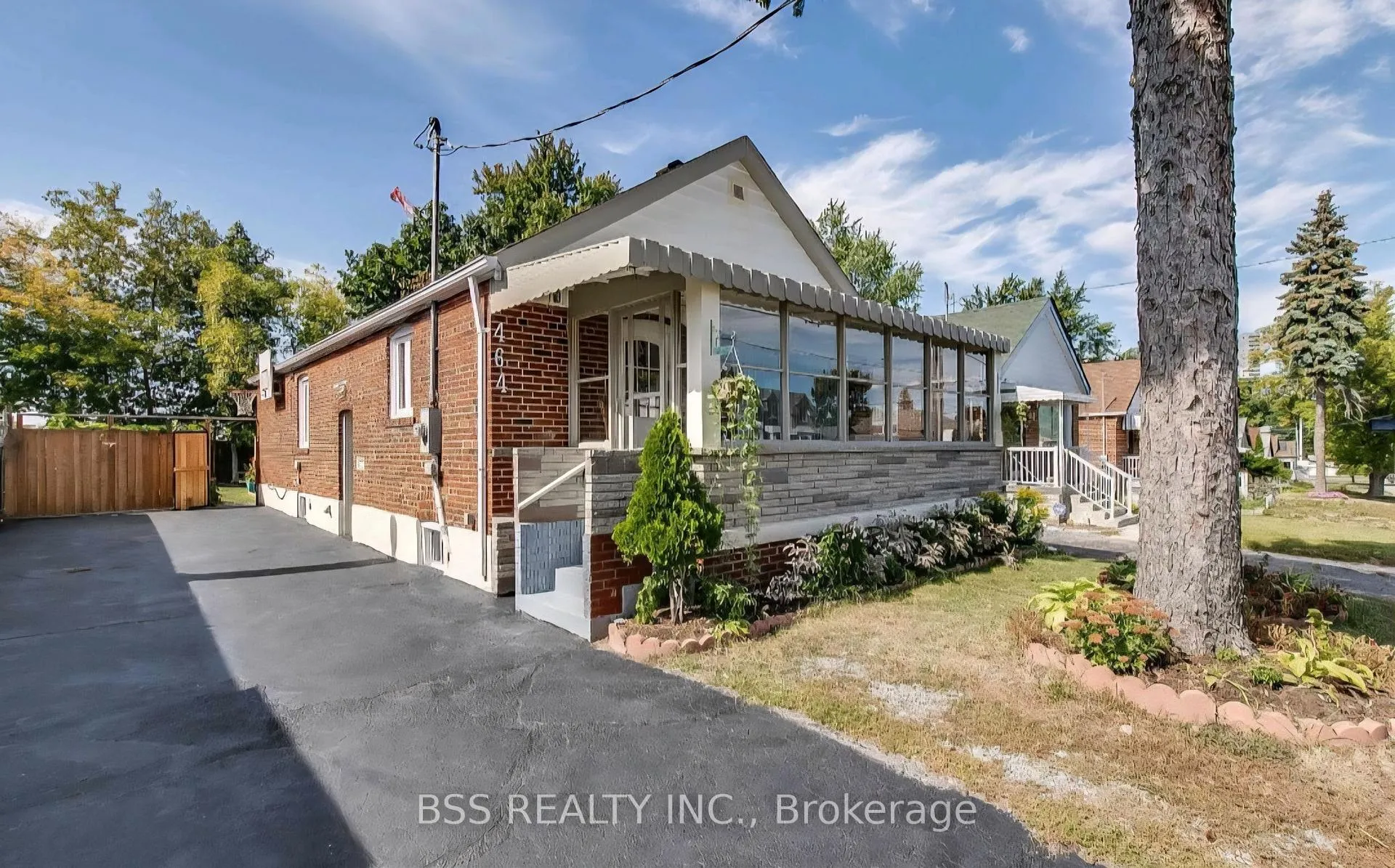 Front of 464 Warden Avenue