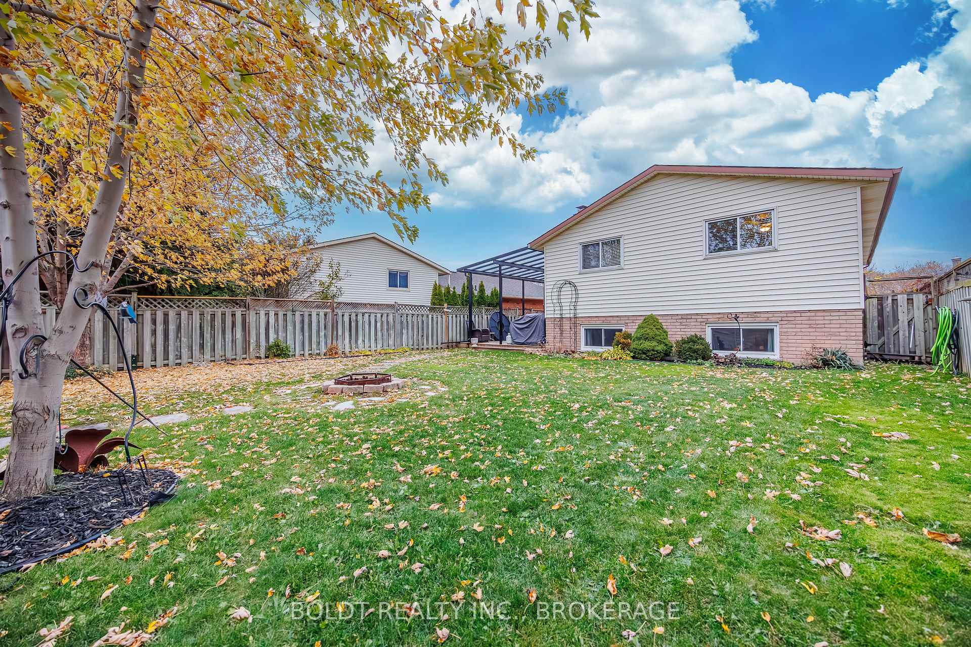 Photo 2 of 9 Brittany Court, St. Catharines, Ridley — HOMEH