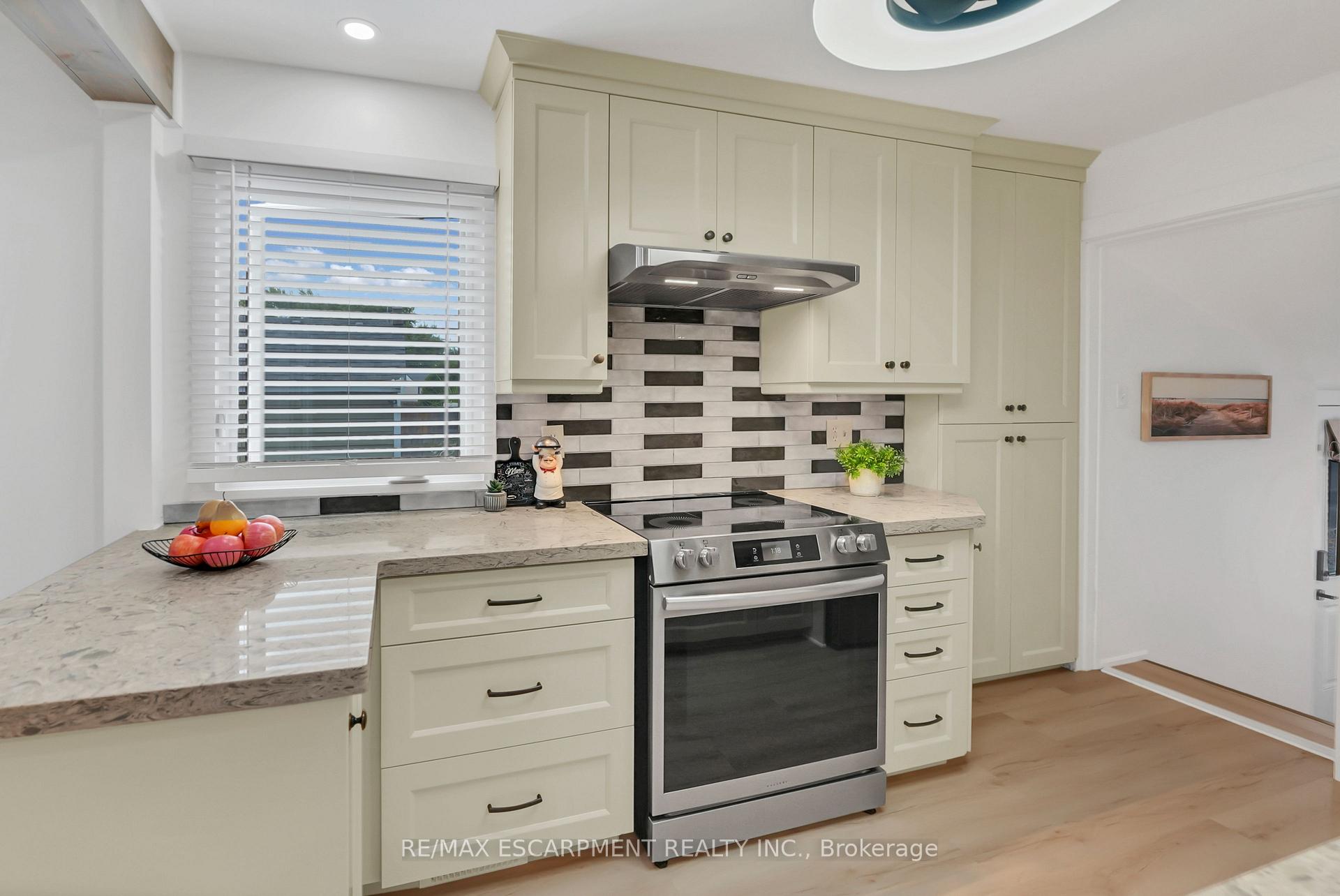 Photo 7 of 1 Waverley Road, St. Catharines, Facer — HOMEH