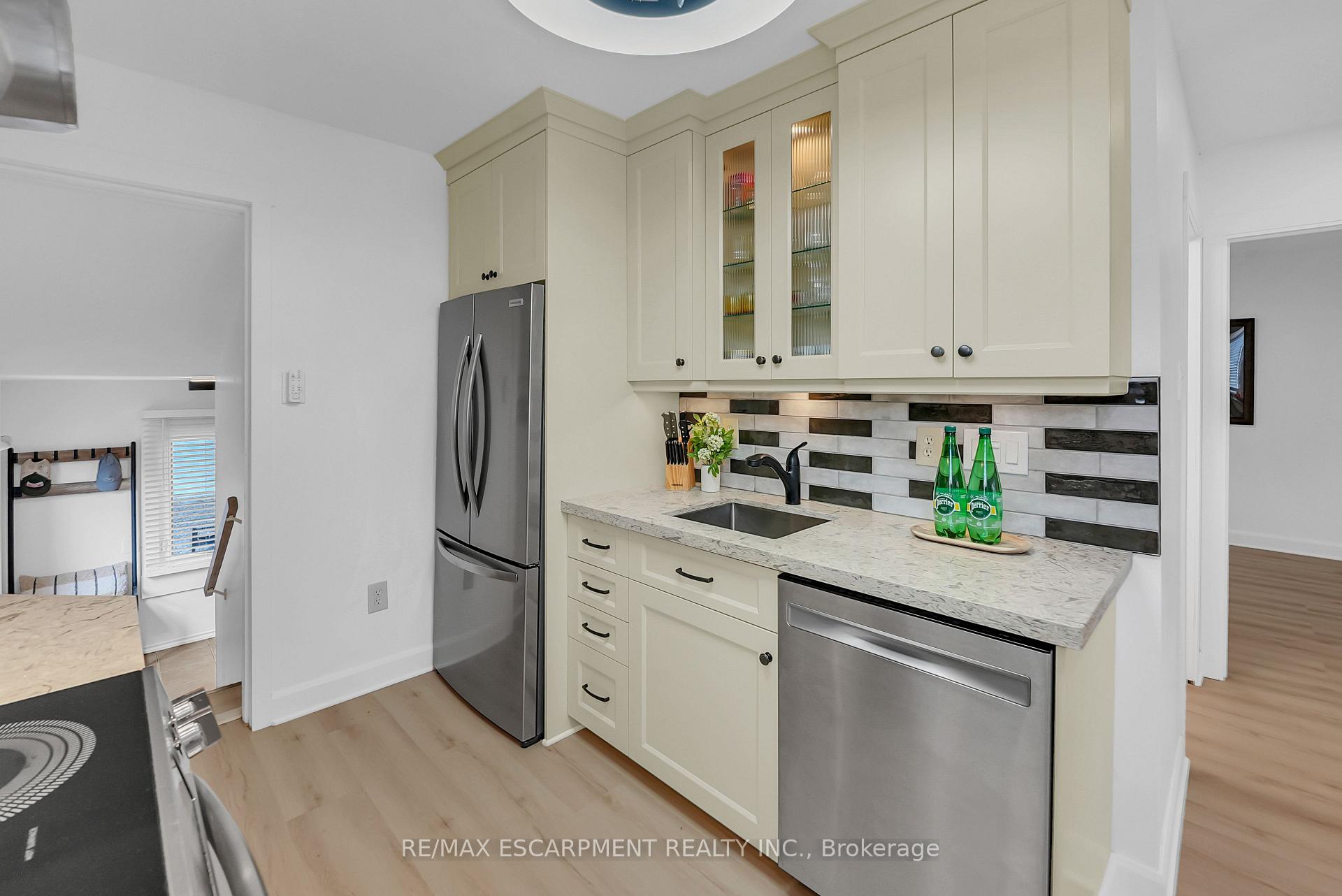 Photo 8 of 1 Waverley Road, St. Catharines, Facer — HOMEH