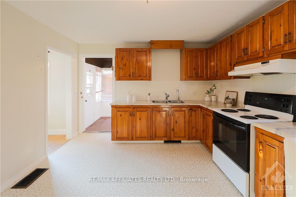 Photo 4 of 147 Queen Street, Smiths Falls — HOMEH