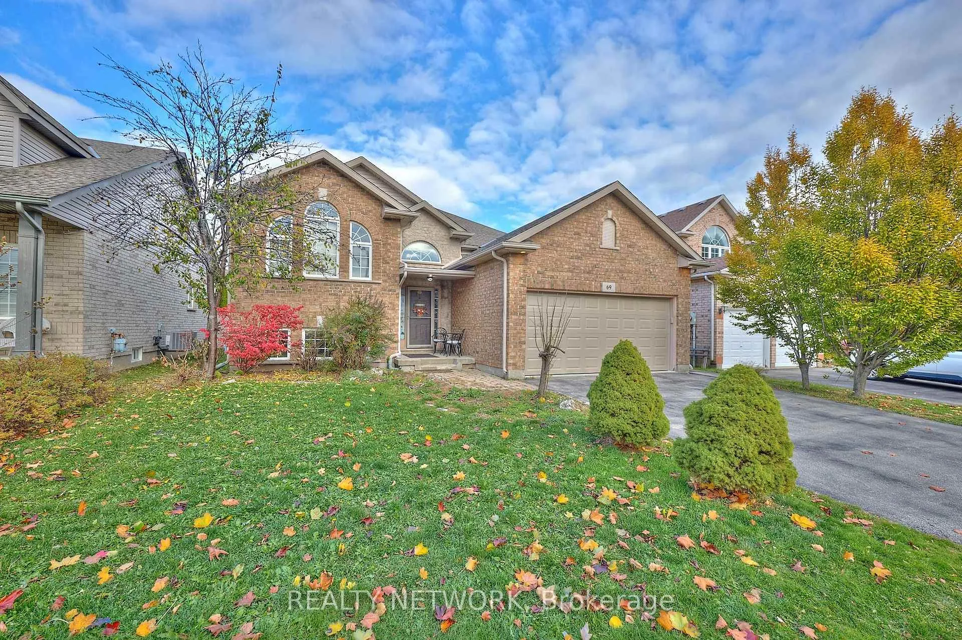 Photo 3 of 69 Macturnbull Drive, St. Catharines, Rykert/Vansickle — HOMEH