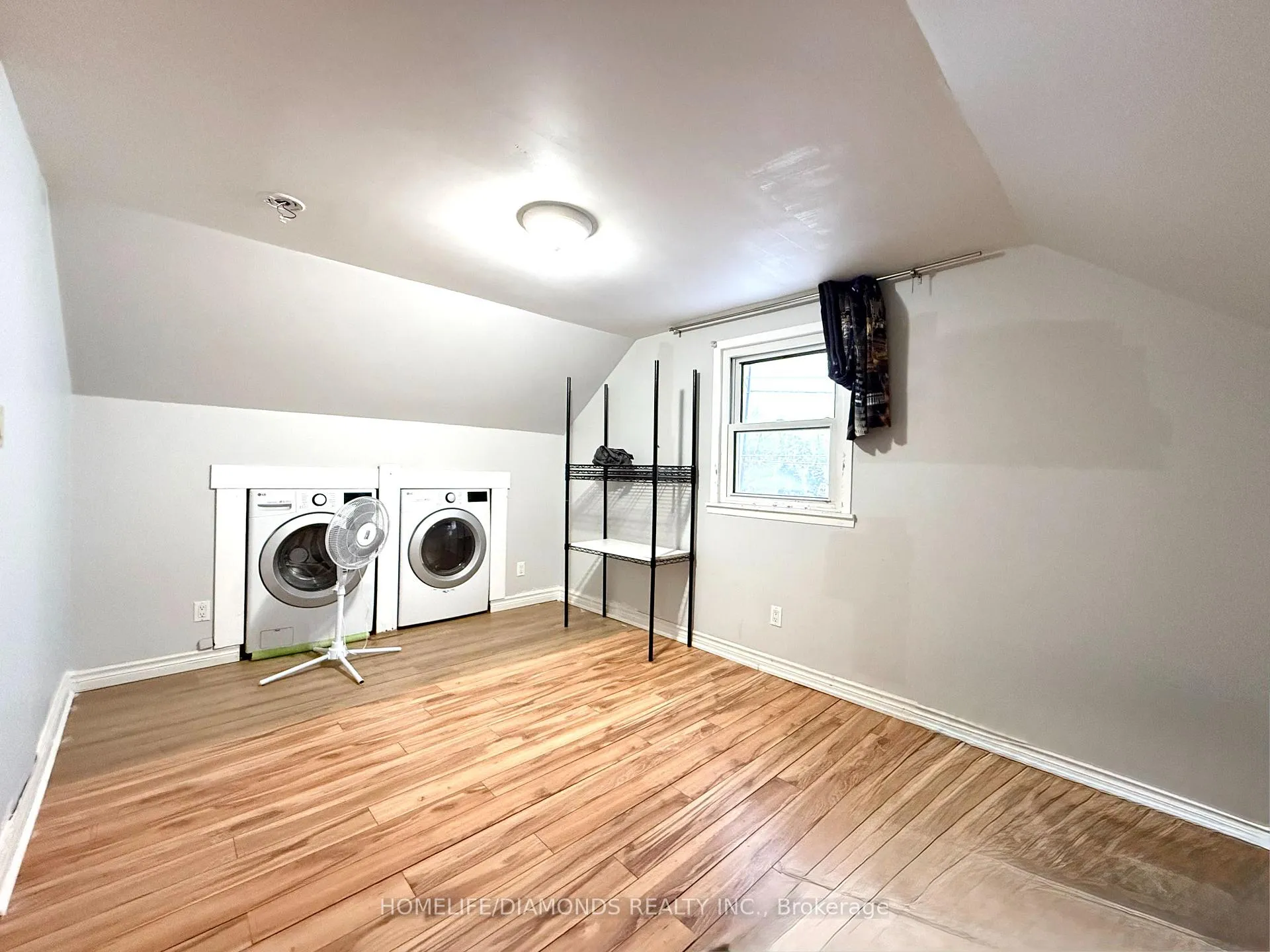 Photo 4 of Unit UPPER, 401 Queenston Street, St. Catharines, E. Chester — HOMEH