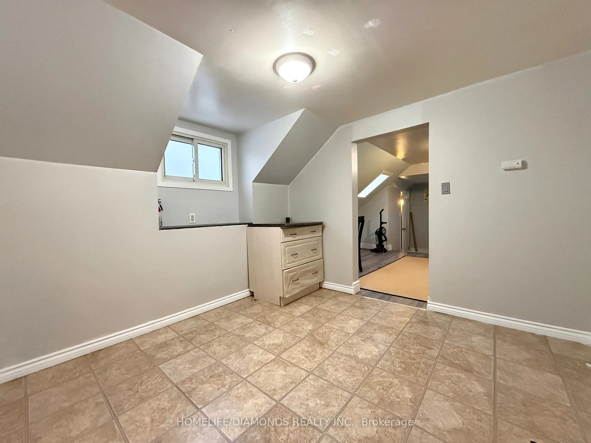 Photo 8 of Unit UPPER, 401 Queenston Street, St. Catharines, E. Chester — HOMEH