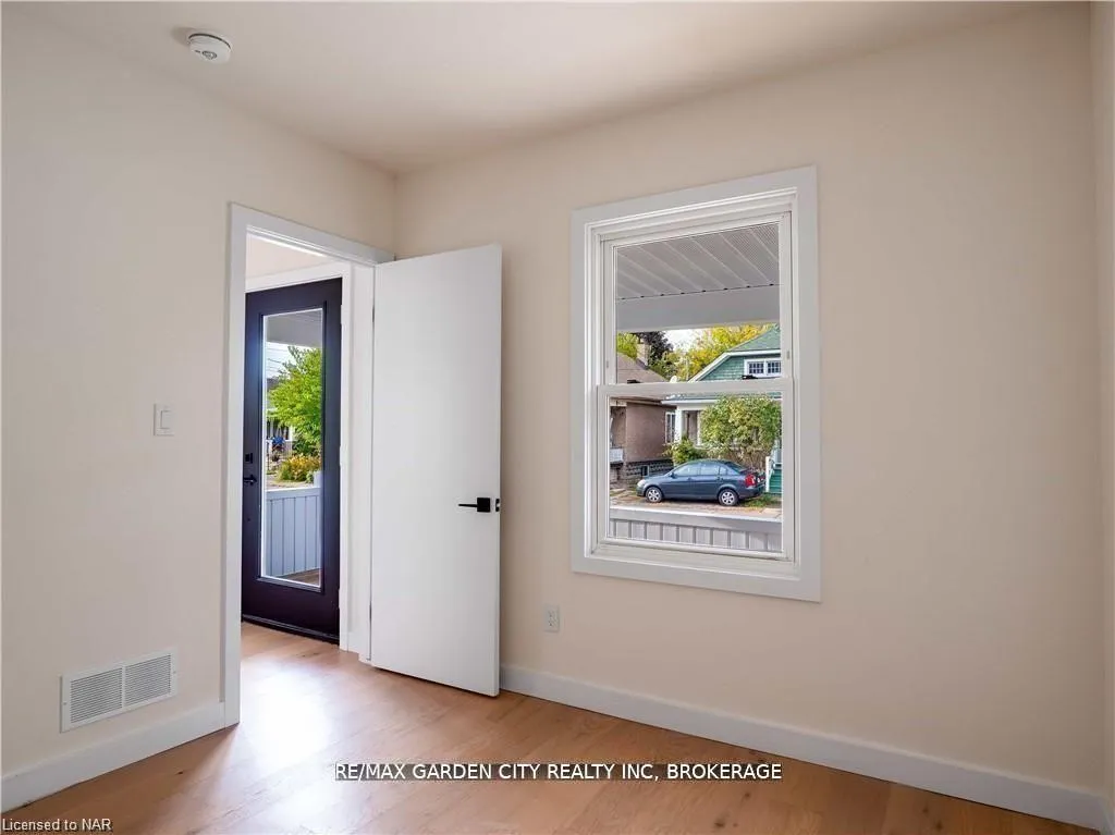Photo 5 of 98 Pleasant Avenue, St. Catharines, Downtown — HOMEH