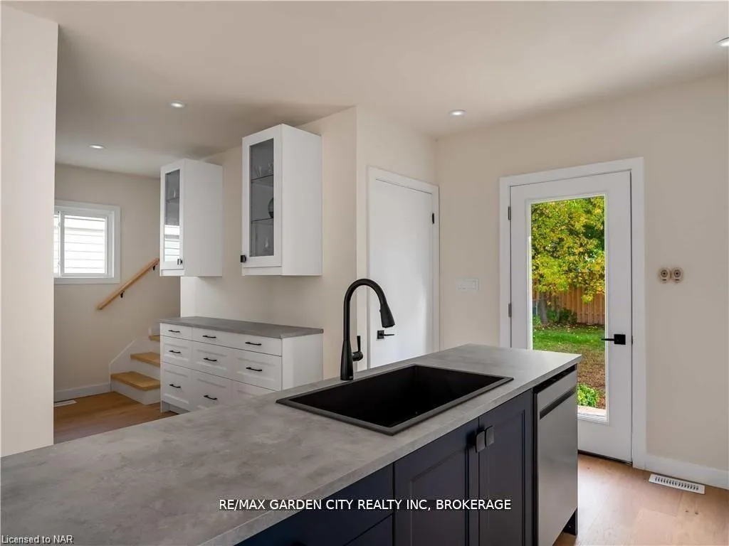Photo 10 of 98 Pleasant Avenue, St. Catharines, Downtown — HOMEH