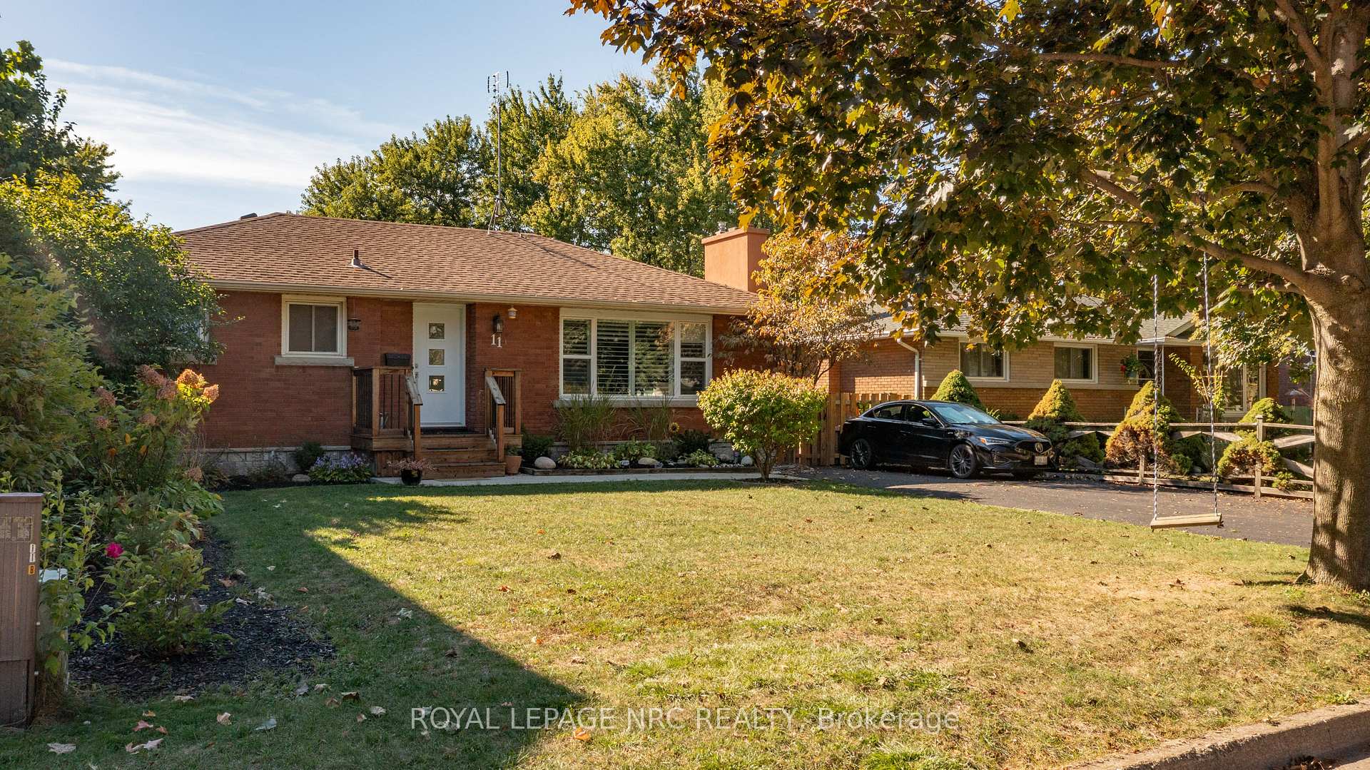 Photo 3 of 11 Brookdale Avenue, St. Catharines, Oakdale — HOMEH