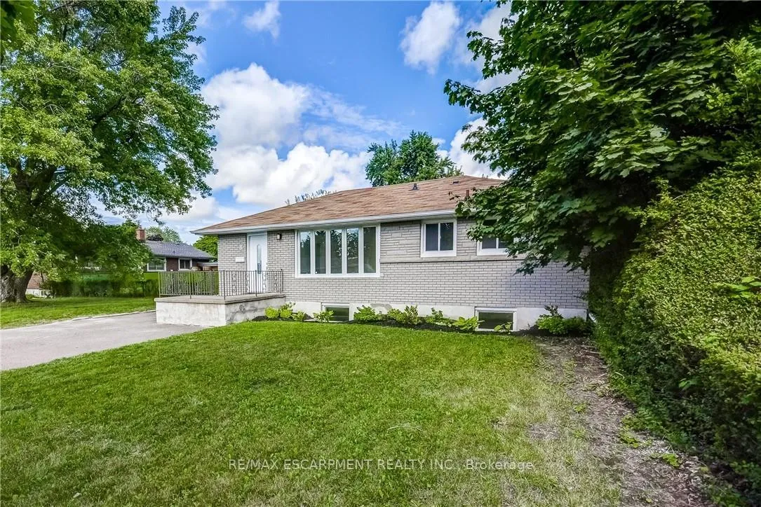 Photo 3 of 8 Glengarry Road, St. Catharines, Oakdale — HOMEH