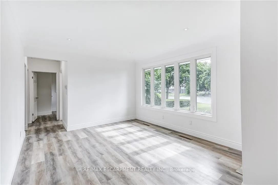 Photo 9 of 8 Glengarry Road, St. Catharines, Oakdale — HOMEH