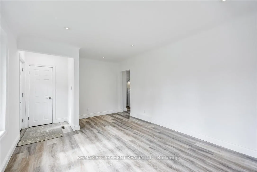 Photo 10 of 8 Glengarry Road, St. Catharines, Oakdale — HOMEH