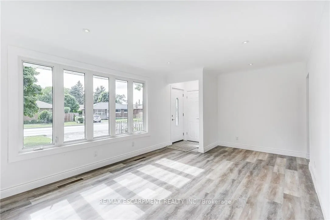 Photo 11 of 8 Glengarry Road, St. Catharines, Oakdale — HOMEH