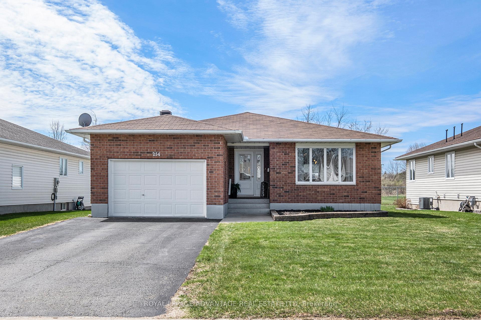 Front of 254 Glenwood Crescent