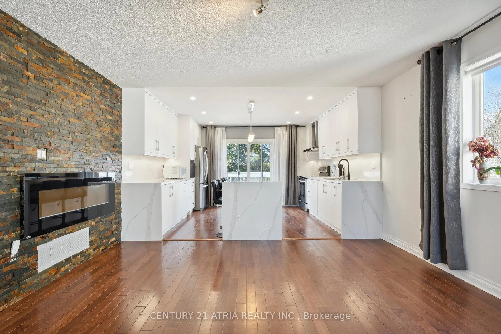 Photo 7 of 28 Cassandra Drive, Barrie, East Bayfield — HOMEH