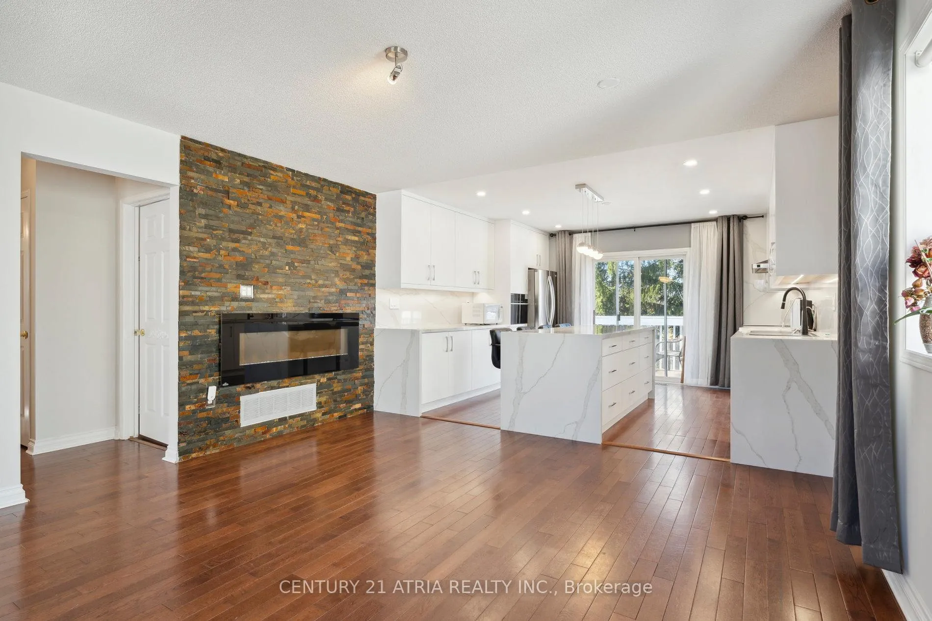 Photo 8 of 28 Cassandra Drive, Barrie, East Bayfield — HOMEH
