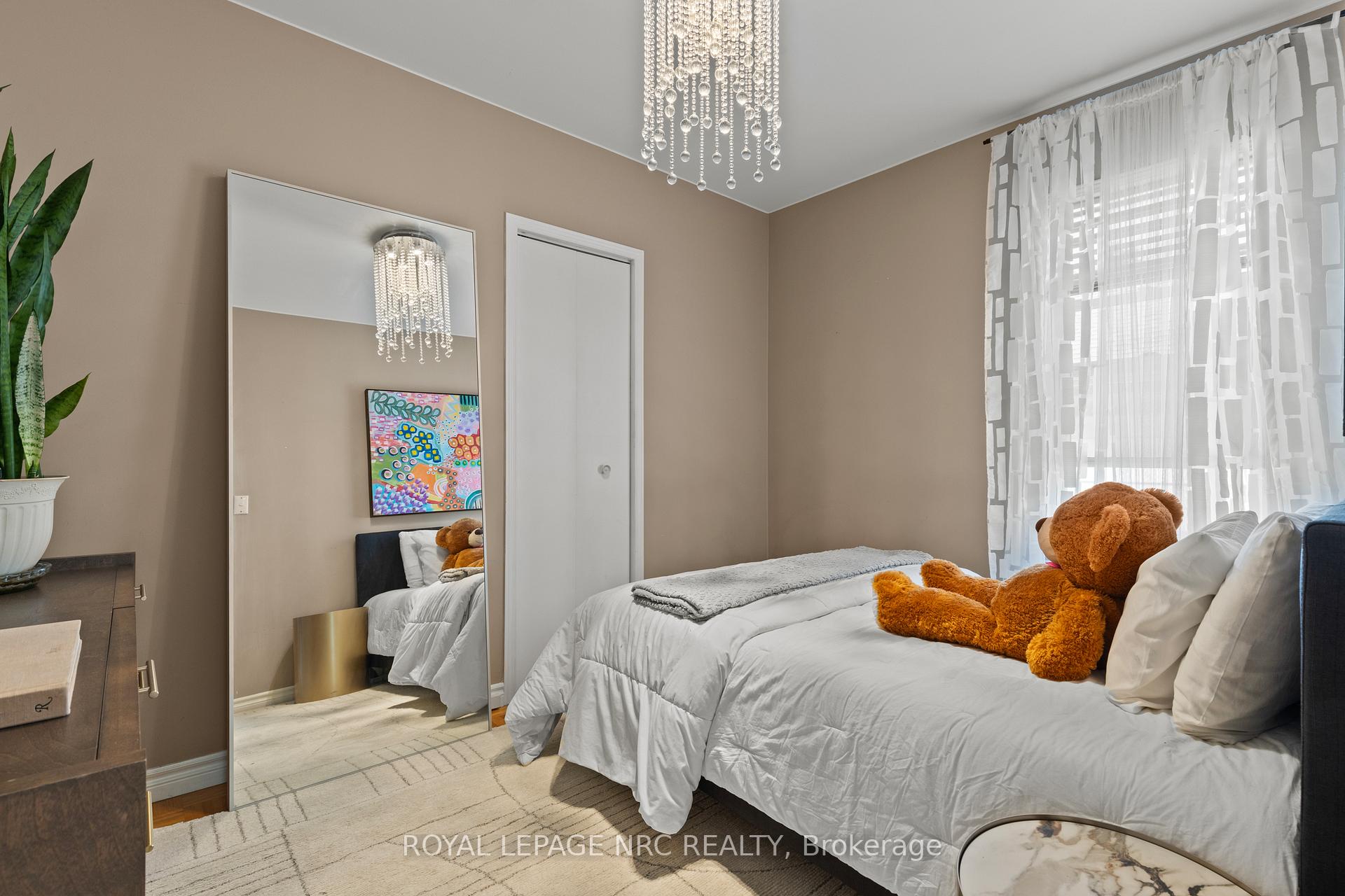 Photo 23 of 28 Augusta Avenue, St. Catharines, Facer — HOMEH