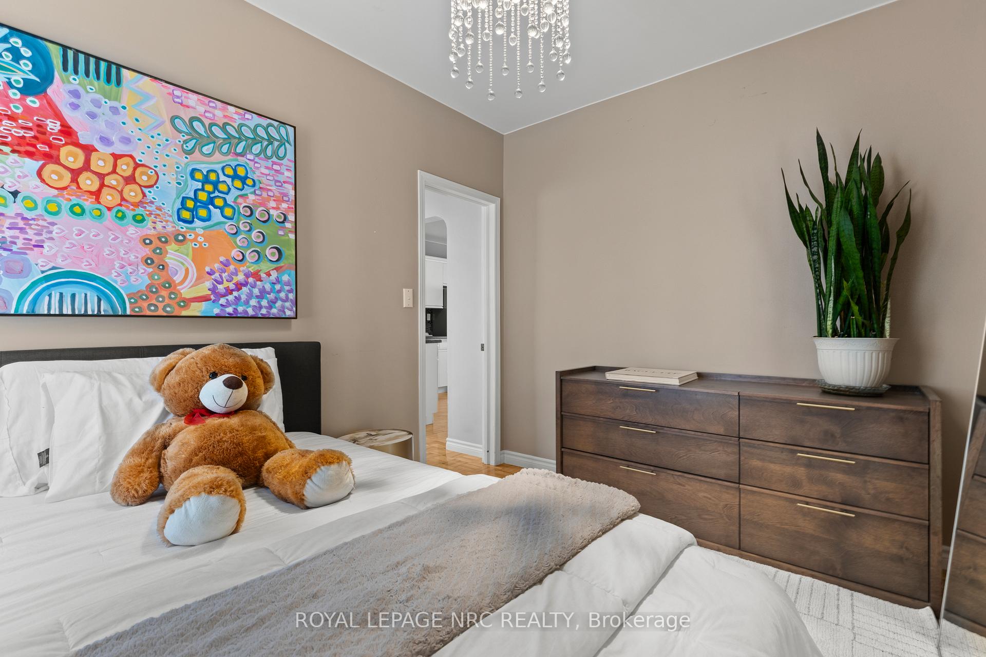 Photo 24 of 28 Augusta Avenue, St. Catharines, Facer — HOMEH