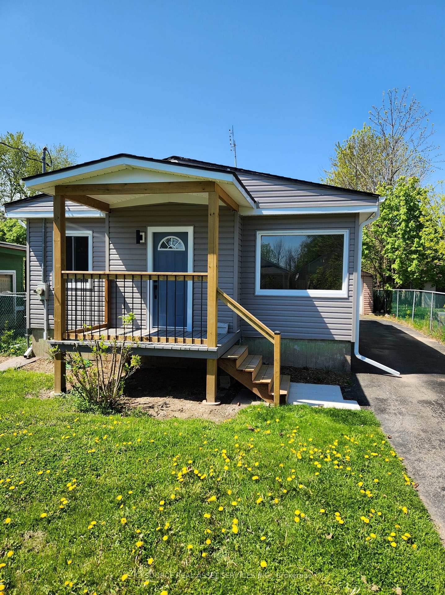 Photo 2 of 40 Merigold Street, St. Catharines, Western Hill — HOMEH