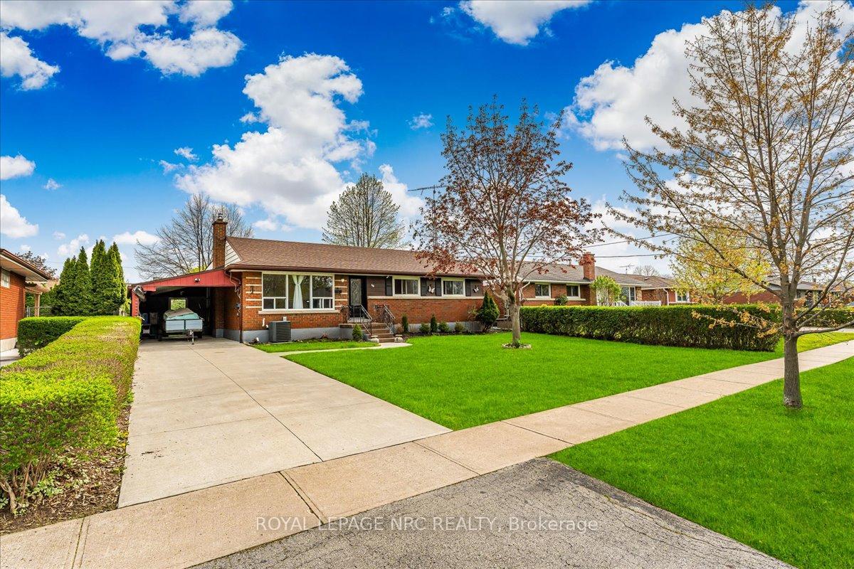 Photo 2 of 16 Dunraven Avenue, St. Catharines, Carlton/Bunting — HOMEH
