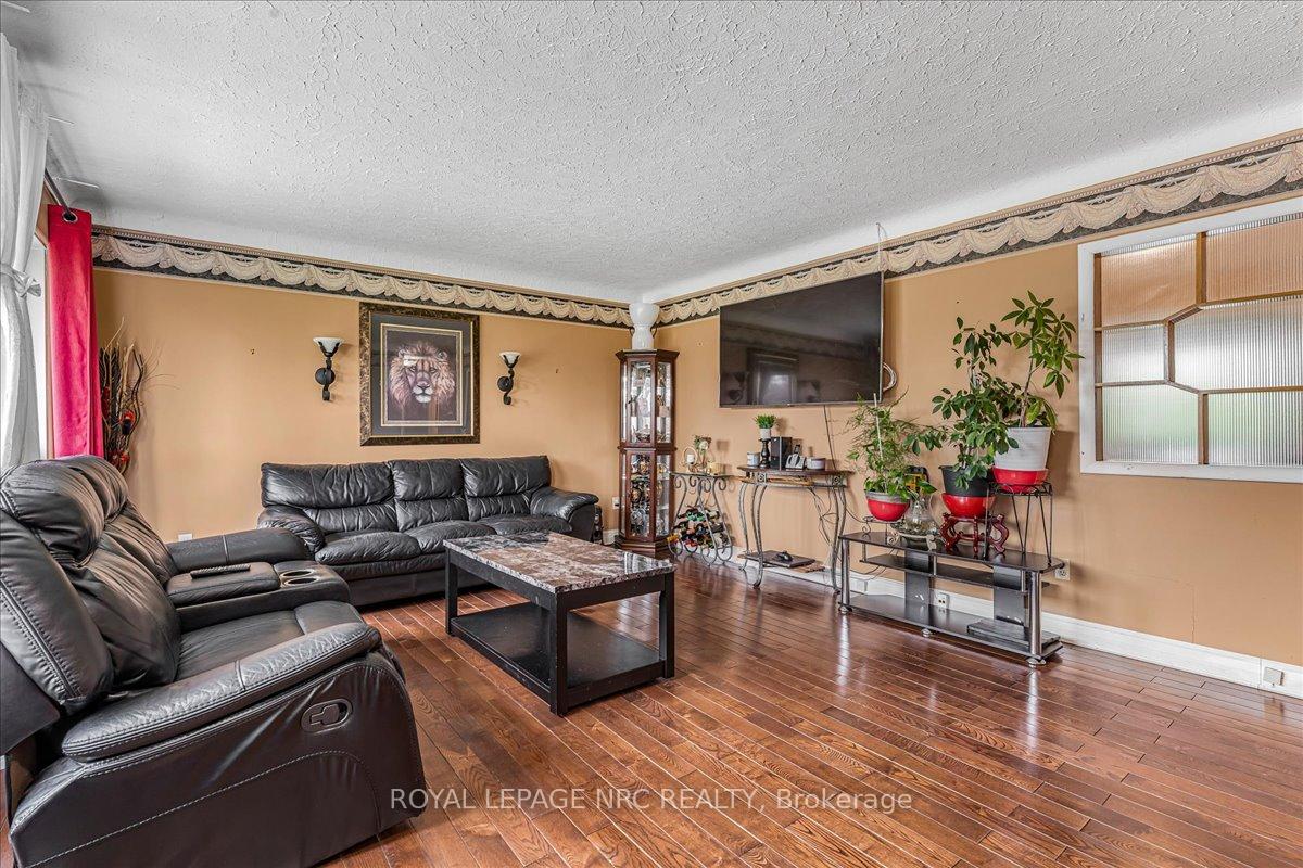 Photo 3 of 16 Dunraven Avenue, St. Catharines, Carlton/Bunting — HOMEH