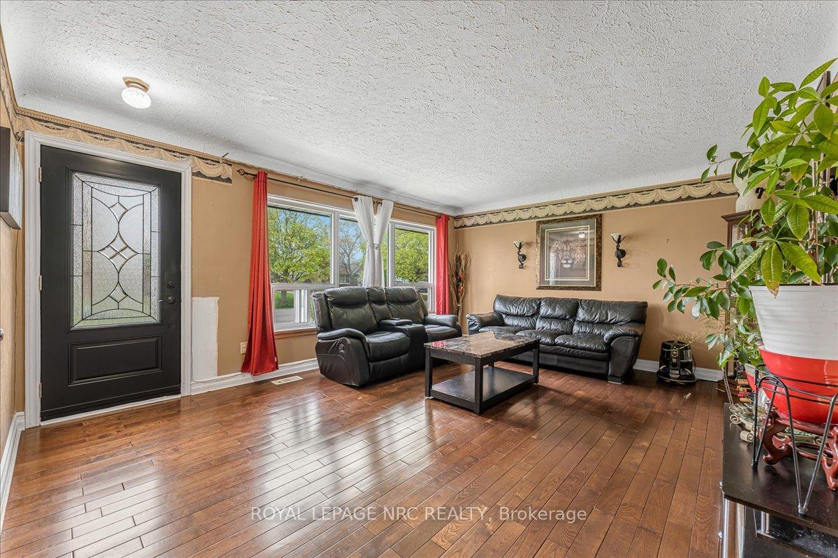 Photo 4 of 16 Dunraven Avenue, St. Catharines, Carlton/Bunting — HOMEH