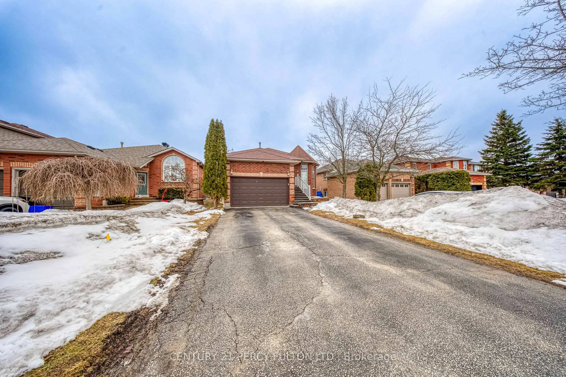 Photo 2 of 25 Crompton Drive, Barrie, Little Lake — HOMEH