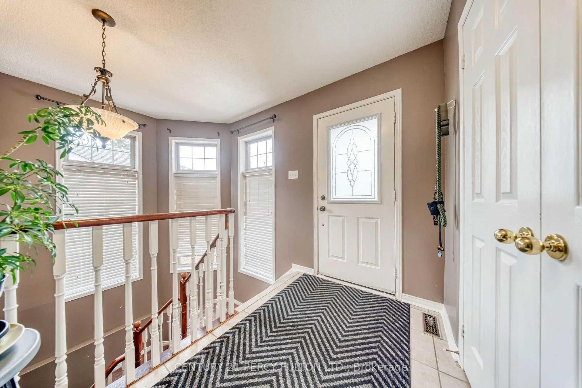 Photo 3 of 25 Crompton Drive, Barrie, Little Lake — HOMEH