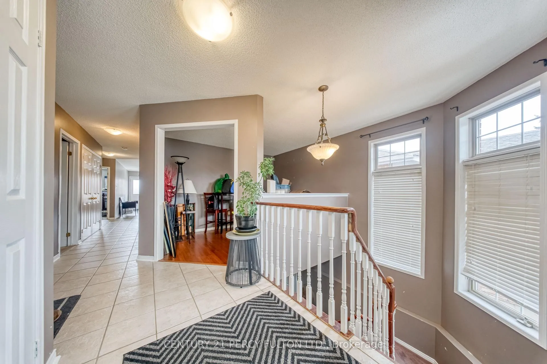 Photo 4 of 25 Crompton Drive, Barrie, Little Lake — HOMEH