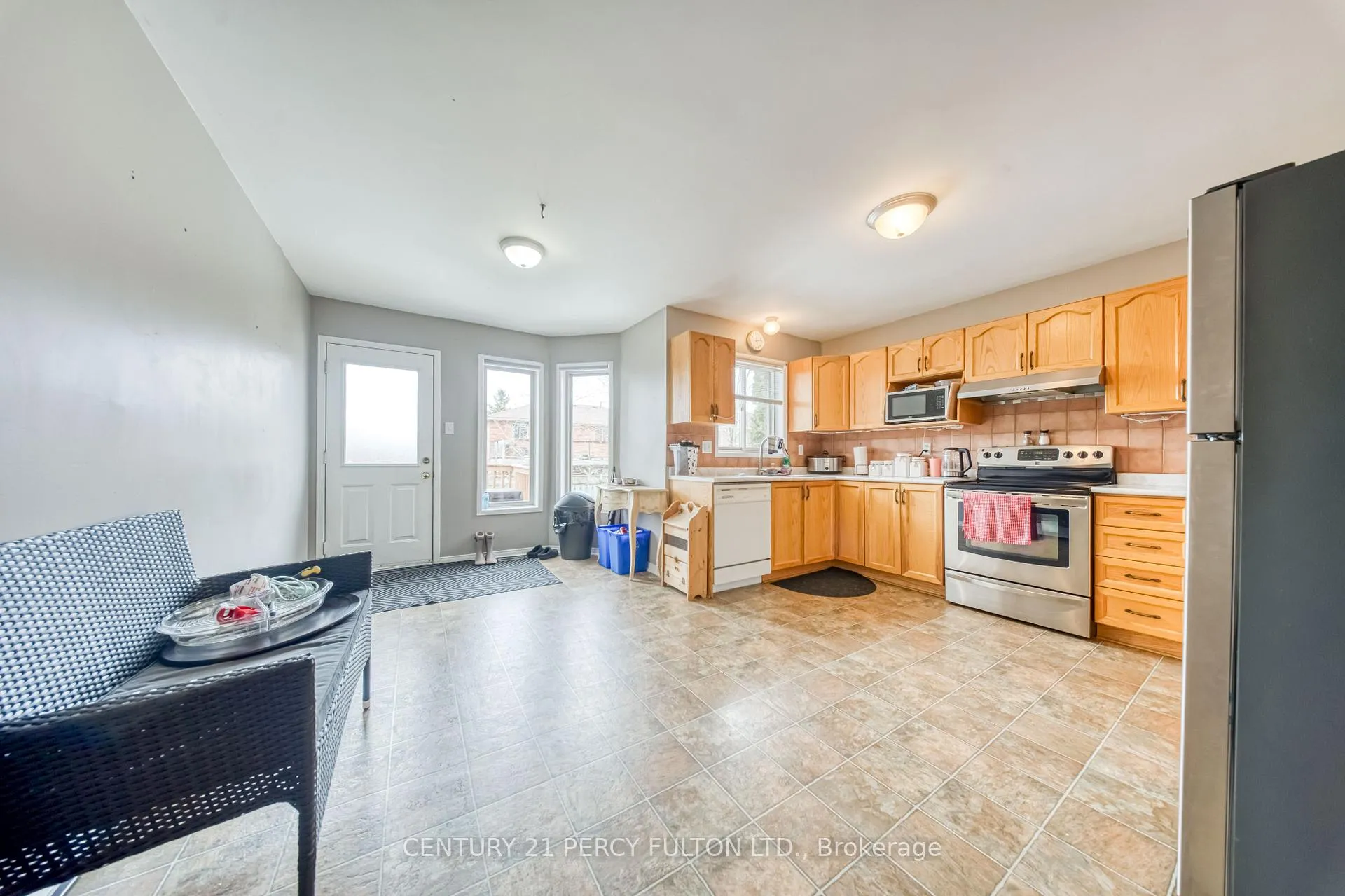 Photo 5 of 25 Crompton Drive, Barrie, Little Lake — HOMEH