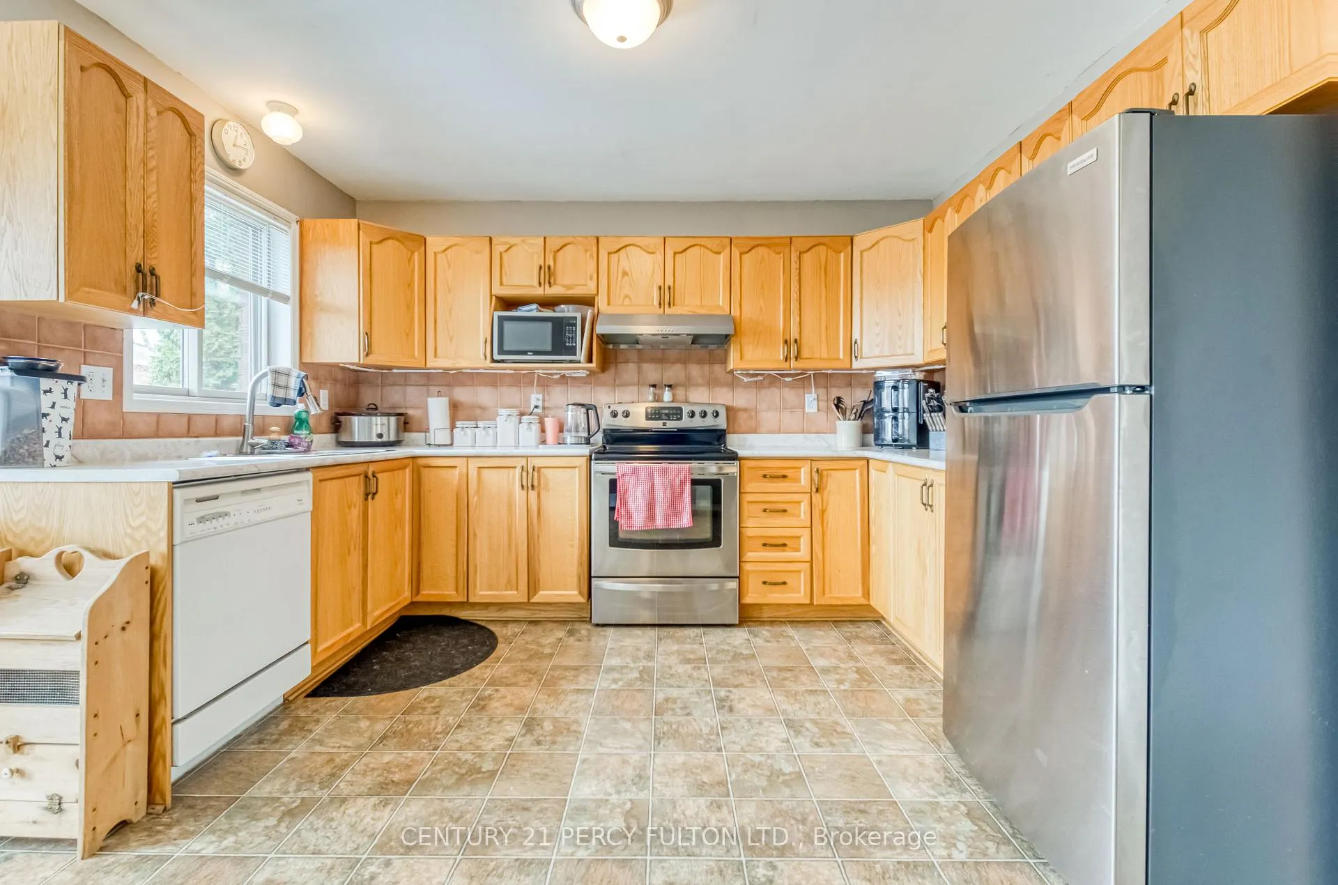 Photo 6 of 25 Crompton Drive, Barrie, Little Lake — HOMEH