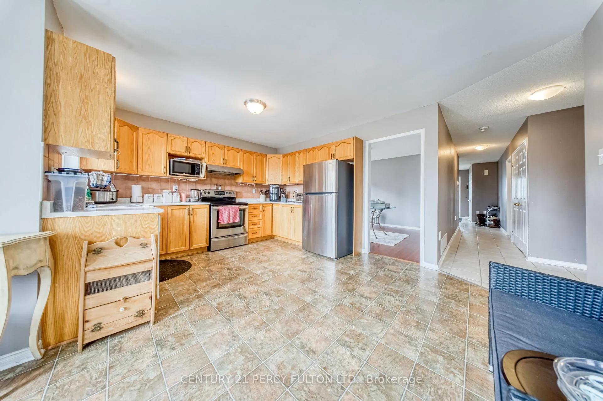 Photo 7 of 25 Crompton Drive, Barrie, Little Lake — HOMEH