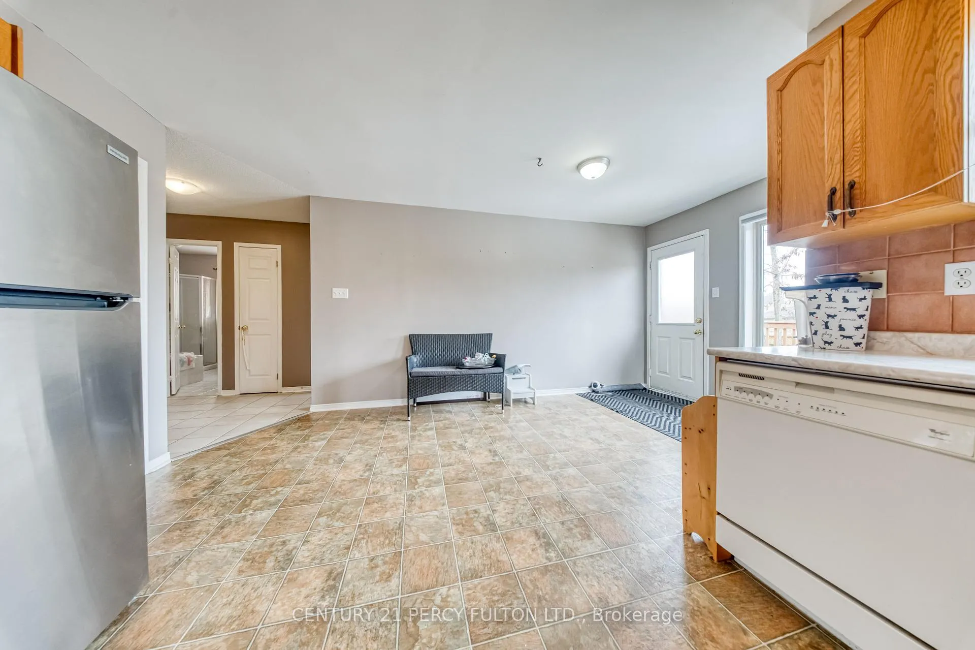 Photo 8 of 25 Crompton Drive, Barrie, Little Lake — HOMEH