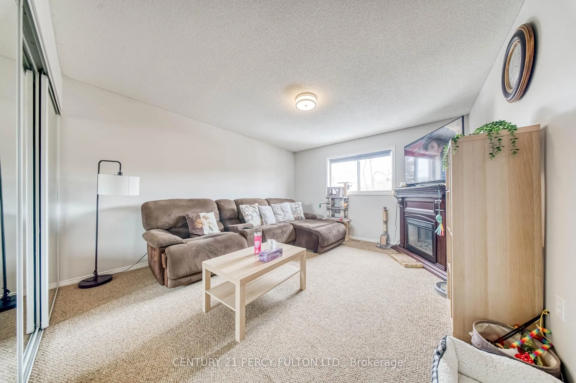 Photo 9 of 25 Crompton Drive, Barrie, Little Lake — HOMEH