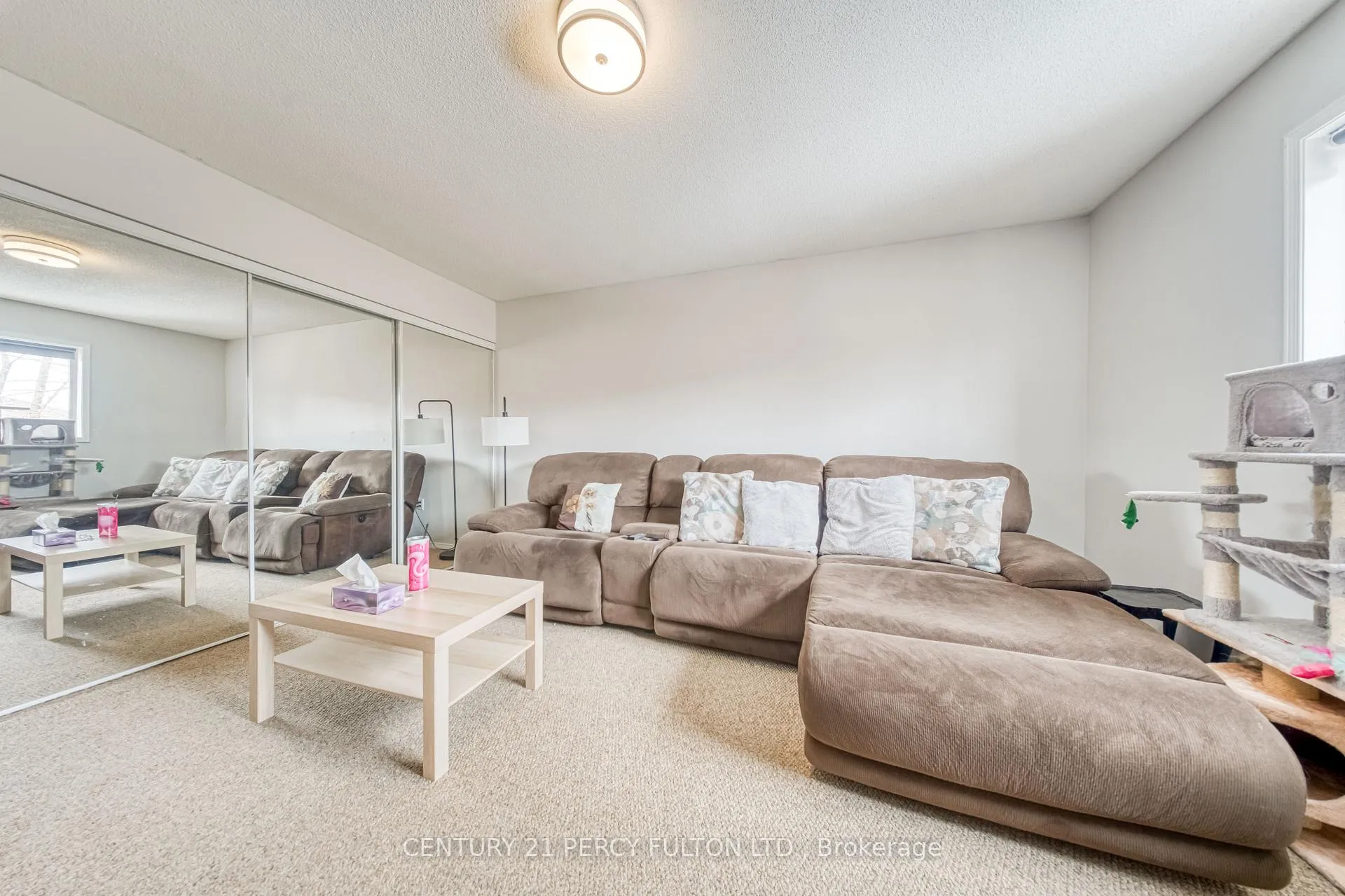 Photo 10 of 25 Crompton Drive, Barrie, Little Lake — HOMEH